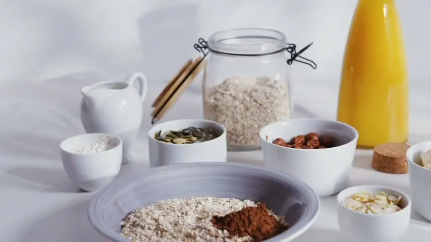 Tigelas com ingredientes de um café da manhã sobre uma mesa